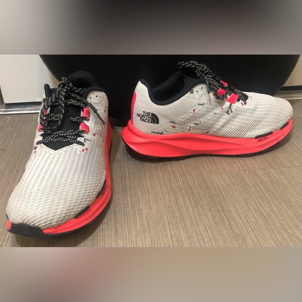 The North Face Sneakers Vectiv Eminus # NFOA5G3M 677 in White & Red size 11 NWOB